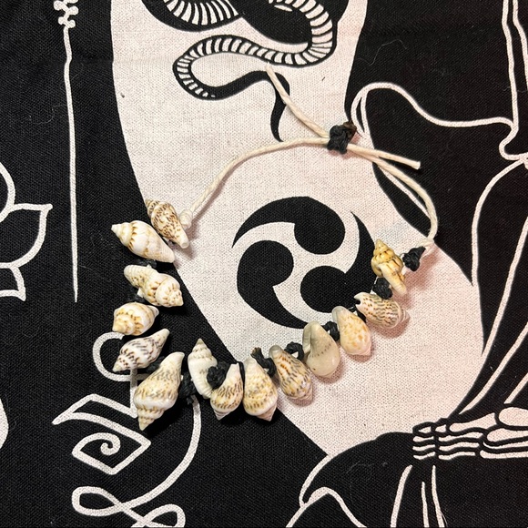 Shell Bracelet, 8" Adjustable - Picture 2 of 2